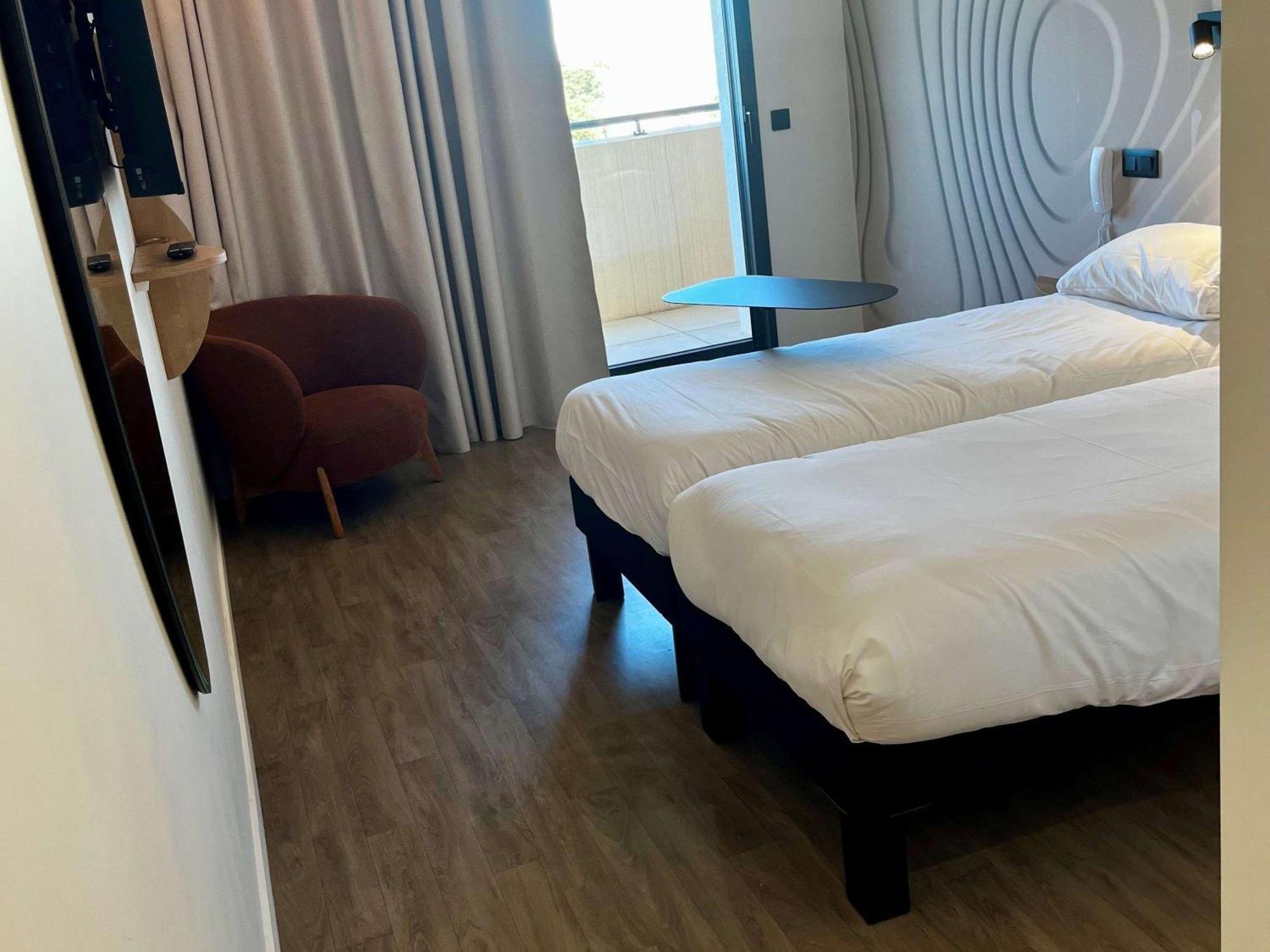 Hotel Ibis Styles Cabries Aix-En-Provence Tgv Exterior foto