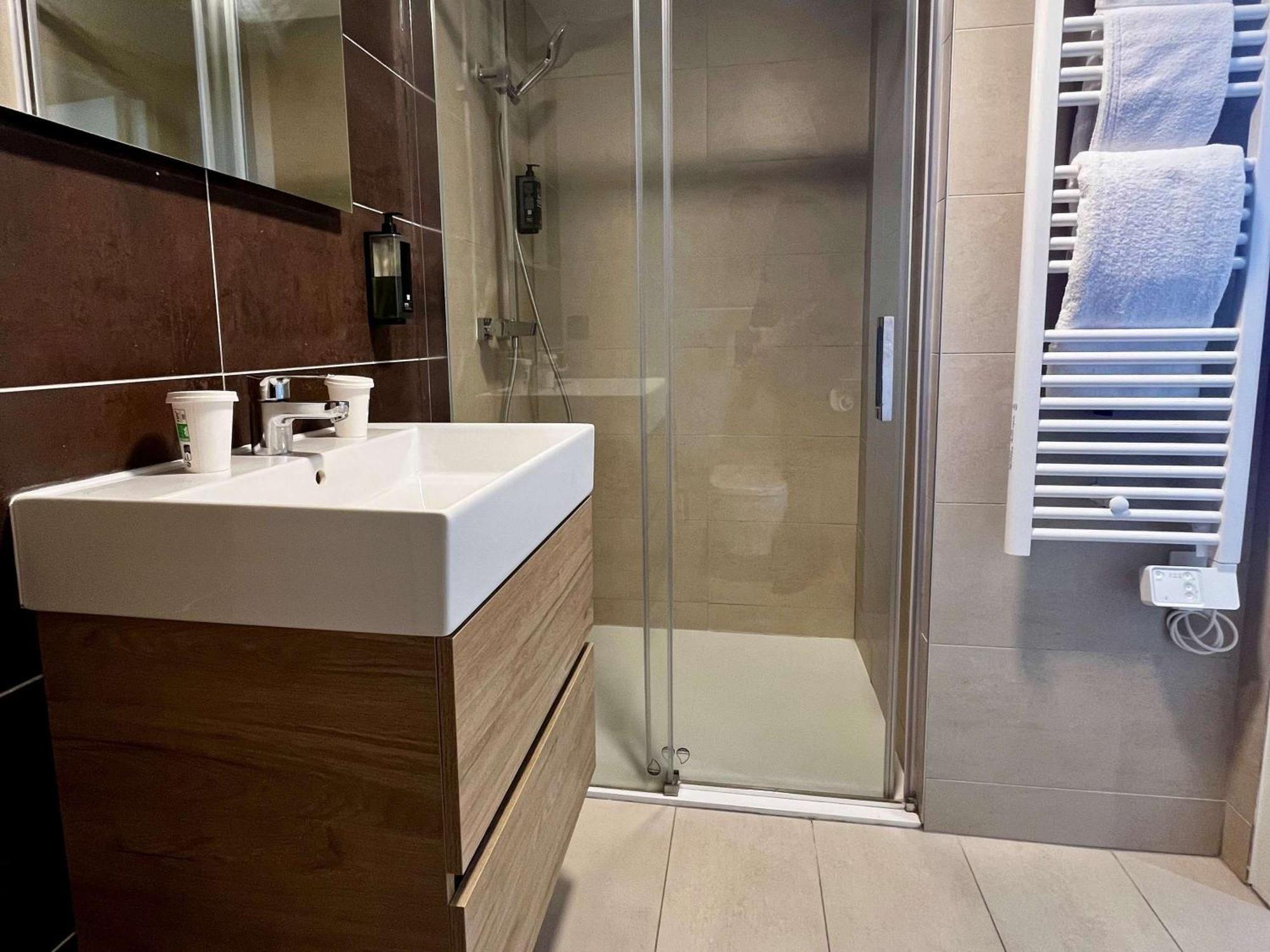 Hotel Ibis Styles Cabries Aix-En-Provence Tgv Exterior foto