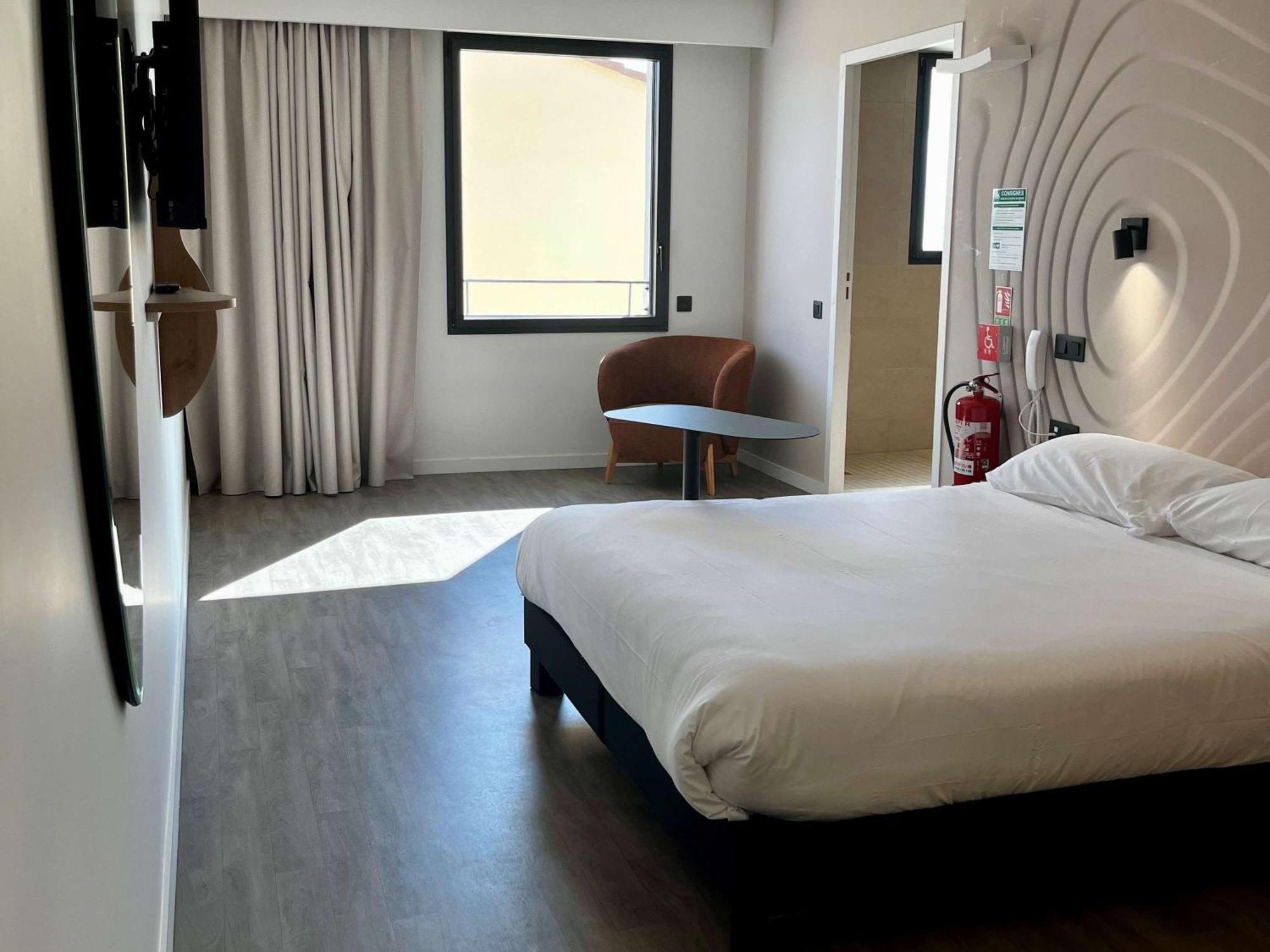 Hotel Ibis Styles Cabries Aix-En-Provence Tgv Exterior foto