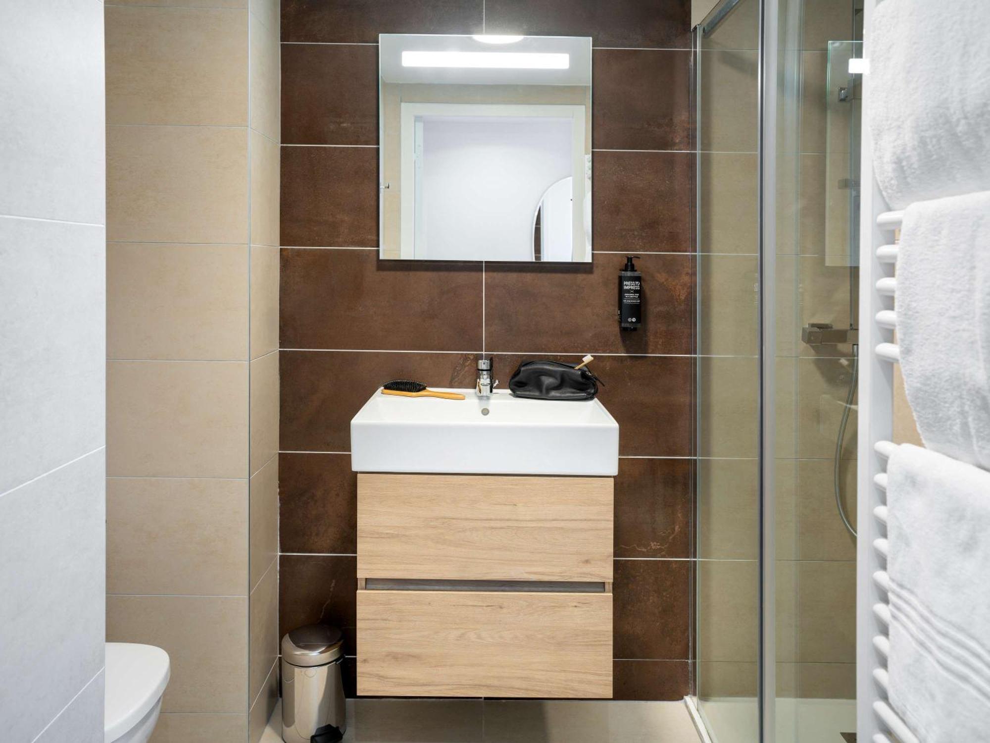 Hotel Ibis Styles Cabries Aix-En-Provence Tgv Exterior foto